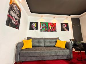 クラヨーヴァにあるCourtyard Central Premium Apartmentのリビングルーム(ソファ付)