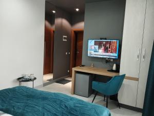 A television and/or entertainment centre at ELFF -Apartamenty i pokoje gościnne