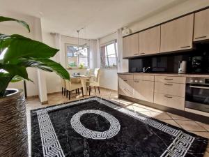 een woonkamer met een keuken en een tafel bij Reeser Schatzkästchen in Rees