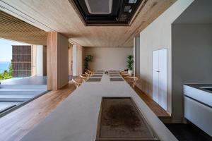 芸西村琴ヶ浜の渚的一间长长的餐厅，里面有一张长桌子和几把椅子