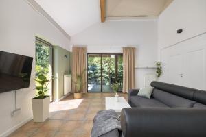 Μια τηλεόραση ή/και κέντρο ψυχαγωγίας στο Forest Villa w pobliżu Suntago