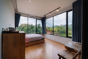 ドン・ヴァンにあるĐồng Văn Golden Hotelのベッドと大きな窓のある寝室 +41枚の写真