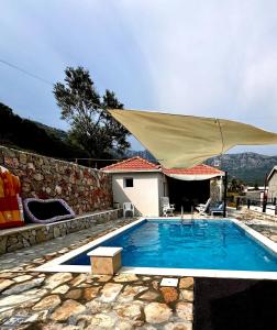 La alberca dentro o cerca de Villa Tunaj new Pool and BBQ