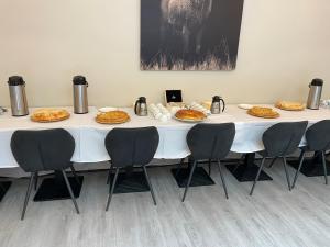 Jídlo v hotelu nebo okolí + 2 fotografie