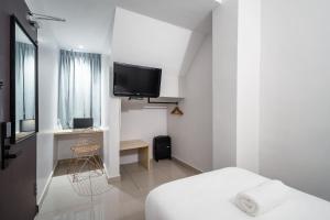 a hotel room with a bed and a tv at HAKO XPRESS TAMPOI in Johor Bahru