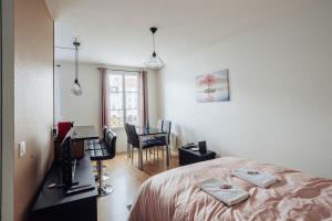 une chambre avec un lit et un bureau avec un ordinateur dans l'établissement Évasion Toscane Val d'Europe - Proche Disneyland, à Serris