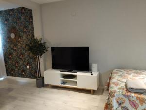 Televízia a/alebo spoločenská miestnosť v ubytovaní LOFT en playa paraíso
