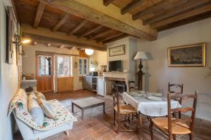 a living room with a table and a kitchen at Cabana & La Maison du Père Amour in Chapaize
