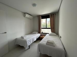 ein Zimmer mit zwei Betten und einem Fenster in der Unterkunft Bioko I CABO ROIG - Garden, WiFi, Parking, Pool & Sea View in Orihuela + 53 Fotos