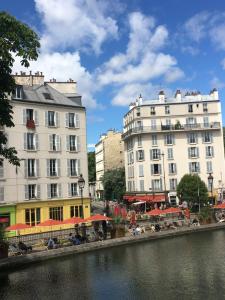 Udsigt til en flod der løber i nærheden af lejligheden