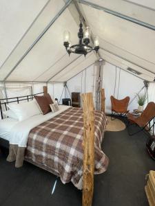 Postel nebo postele na pokoji v ubytování Cozy Glamping Retreat b w Zion & Bryce Canyon Wifi