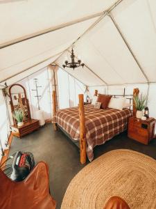 Postel nebo postele na pokoji v ubytování Cozy Glamping Retreat b w Zion & Bryce Canyon Wifi