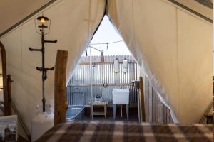 Кровать или кровати в номере Glamp Tent b w Zion & Bryce Outdoor Shower & Wifi