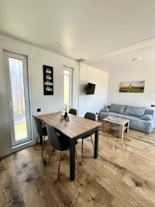 ein Wohnzimmer mit Tisch und Couch in der Unterkunft Ferienhaus Flora in Altefähr