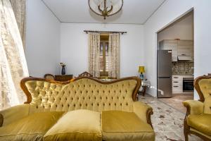 a living room with a couch and a kitchen at Casa Gioiosa - Tutto A Un Passo in Gioiosa Marea