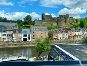 拉罗什-阿登Studio-Appart' Le Quai Son的享有以城堡为背景的城市美景