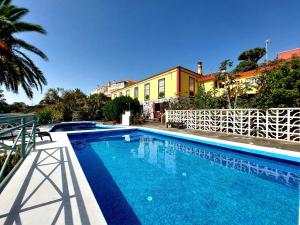 a swimming pool in front of a building at Villa Asunción B in Breña Baja