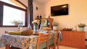 TV a/nebo společenská místnost v ubytování Villaggio Idra residence
