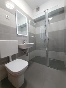 Ένα μπάνιο στο Apartments NewWay Bol +54 φωτογραφίες