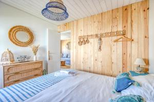 Postel nebo postele na pokoji v ubytování Maison de charme au bord du lac