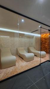 Black Diamond Hotel Dhermi的休息区