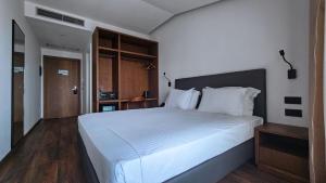 Black Diamond Hotel Dhermi客房内的一张或多张床位