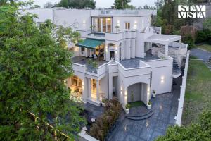 una vista aerea di una casa bianca di StayVista at The Sweet Sunsation with Jacuzzi, BBQ a Gurgaon