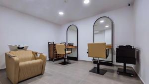 Black Diamond Hotel Dhermi的休息区