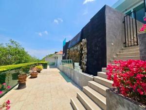 una scala che conduce a una casa con fiori rosa di Phuket Great Property a Phuket