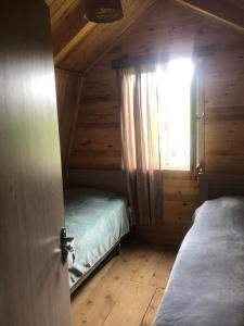 Postel nebo postele na pokoji v ubytování Cloudtop hut