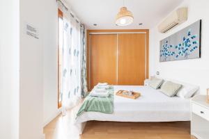 Posteľ alebo postele v izbe v ubytovaní Penthouse Duplex in a 4 floors spanish house -8 min to center by Metro
