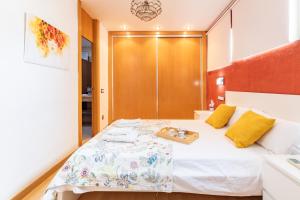 Posteľ alebo postele v izbe v ubytovaní Penthouse Duplex in a 4 floors spanish house -8 min to center by Metro