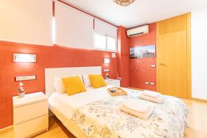 Posteľ alebo postele v izbe v ubytovaní Penthouse Duplex in a 4 floors spanish house -8 min to center by Metro