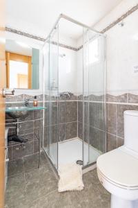 Kúpeľňa v ubytovaní Penthouse Duplex in a 4 floors spanish house -8 min to center by Metro