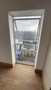 Balkoni atau teres di Exquisite Riverside Living in a Stunning Flat +14 gambar
