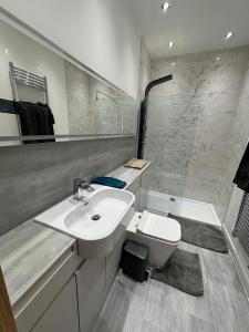Bilik mandi di Exquisite Riverside Living in a Stunning Flat