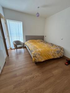 Katil atau katil-katil dalam bilik di Exquisite Riverside Living in a Stunning Flat