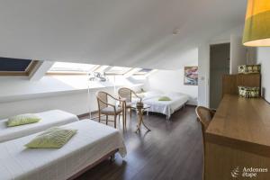 Postel nebo postele na pokoji v ubytování Villa du Lac de Coo + 92 fotografií