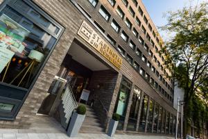 una tienda frente a un edificio de ladrillo con entrada en Stadthotel am Römerturm, en Colonia