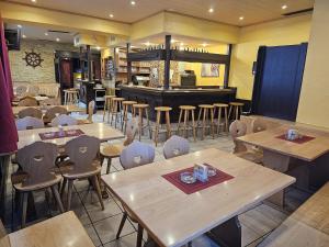 Restoran või mõni muu söögikoht majutusasutuses Hotel Surselva