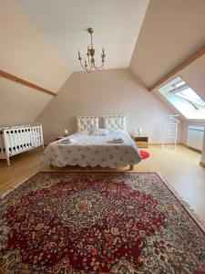 una camera con un letto e un grande tappeto di La Maison d'Aimé - Spacieuse et grand jardin a Banville