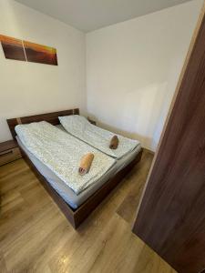 a bedroom with a bed with two pillows on it at Affordable apartment close to the castle in Hunedoara +2 photos