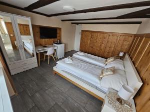Voodi või voodid majutusasutuse Hotel Surselva toas