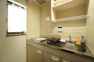 Kuchyň nebo kuchyňský kout v ubytování Guest House 伏見稲荷