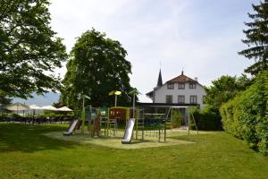 Otroško igrišče poleg nastanitve Auberge de Confignon