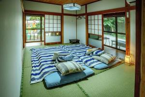 מיטה או מיטות בחדר ב-一宿一景一生縁-千葉県市原市小谷田店