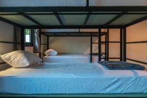 Postel nebo postele na pokoji v ubytování Closca Hostel Koh Tao