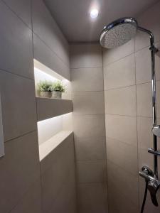 Un baño con cabina de ducha con ventana. en SeaNfinity Spotless, 1BR Apt with Beach View, en Oropo 16 fotos más