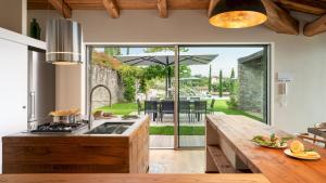 cocina con encimera de madera y mesa en VILLA KRISZTINA 10, Emma Villas, en Bagnone