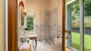 Un baño con ducha, inodoro y lavabo. en VILLA KRISZTINA 10, Emma Villas, en Bagnone 32 fotos más